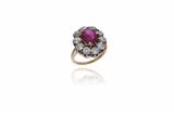 Anello con rubino e diamanti, in oro bicolore 750 - Speciale di Natale Anello con rubino e diamanti, in oro bicolore 750 - Speciale di Natale