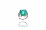 Anello con smeraldo e diamanti - Speciale di Natale Anello con smeraldo e diamanti - Speciale di Natale