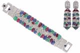 Parure, paio di orecchini e bracciale con diamanti, rubini, zaffiri e smeraldi intagliati - Speciale di Natale Parure, paio di orecchini e bracciale con diamanti, rubini, zaffiri e smeraldi intagliati - Speciale di Natale