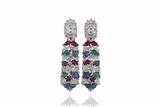 Parure, paio di orecchini e bracciale con diamanti, rubini, zaffiri e smeraldi intagliati - Speciale di Natale Parure, paio di orecchini e bracciale con diamanti, rubini, zaffiri e smeraldi intagliati - Speciale di Natale