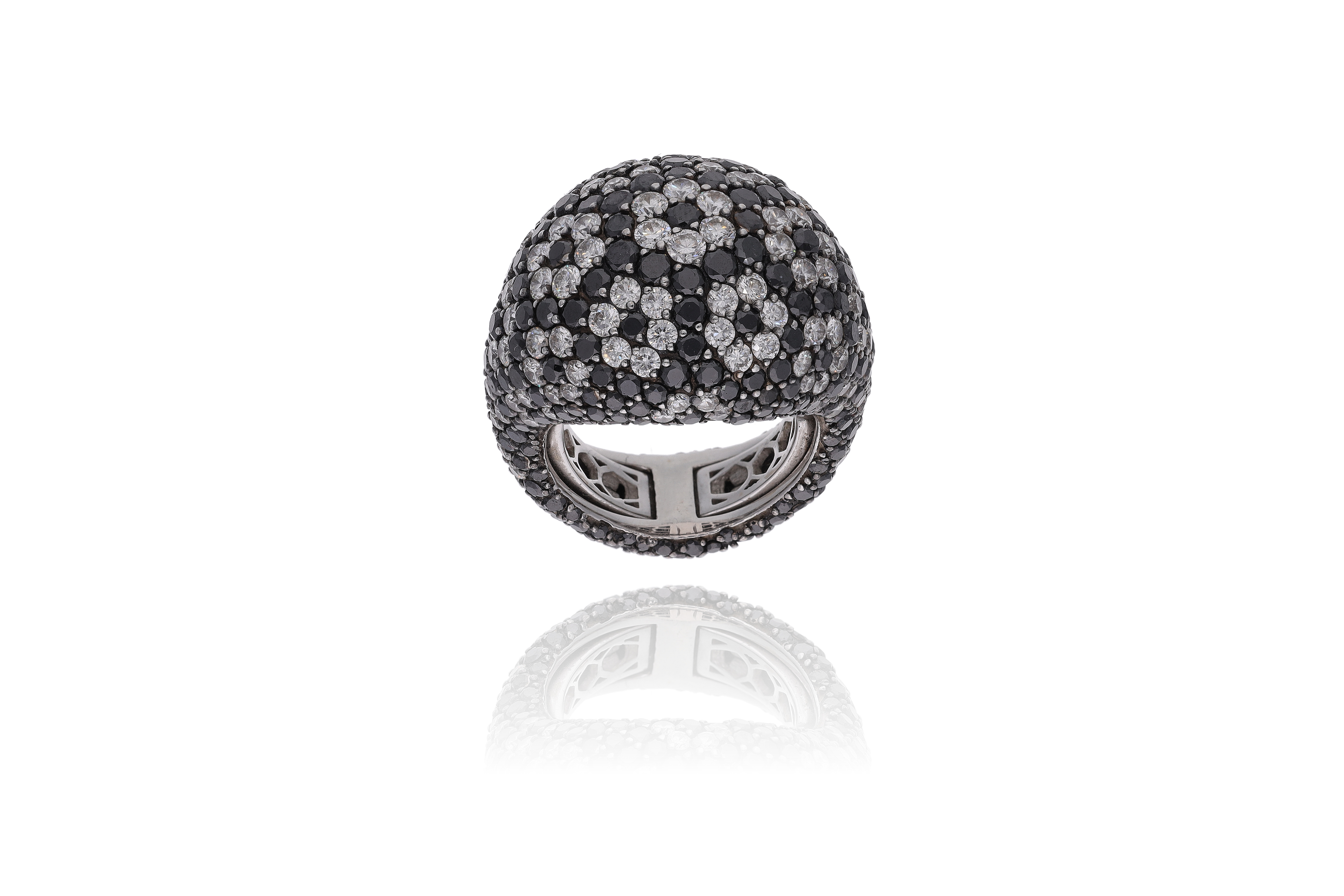 Anello con diamanti, diamanti neri e pietre - Asta di Pasqua