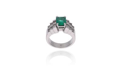 Anello con smeraldo e diamanti - Asta di Pasqua Anello con smeraldo e diamanti - Asta di Pasqua
