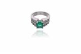 Anello con smeraldo e diamanti - Asta di Pasqua Anello con smeraldo e diamanti - Asta di Pasqua