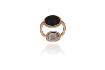 Maison Auclert, anello con pietra intagliata e metallo a rilievo - Asta Grandi Firme Maison Auclert, anello con pietra intagliata e metallo a rilievo - Asta Grandi Firme