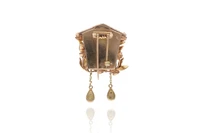 Spilla con orologio con rubini, pietre e diamanti - Asta speciale orologi Spilla con orologio con rubini, pietre e diamanti - Asta speciale orologi