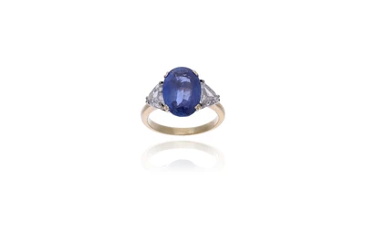 Anello con zaffiro e diamanti - Speciale Gioielli Anello con zaffiro e diamanti - Speciale Gioielli