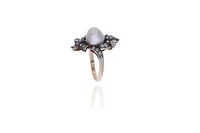 Anello con perla coltivata e diamanti - Asta Tesori d'Autunno Anello con perla coltivata e diamanti - Asta Tesori d'Autunno