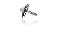 Anello con perla coltivata e diamanti - Asta Tesori d'Autunno Anello con perla coltivata e diamanti - Asta Tesori d'Autunno