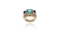 Anello con smeraldo e zaffiri - Asta Tesori d'Autunno Anello con smeraldo e zaffiri - Asta Tesori d'Autunno