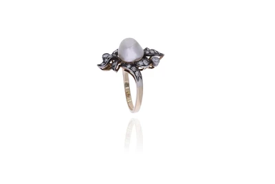 Anello con perla coltivata e diamanti - Asta Tesori d'Autunno Anello con perla coltivata e diamanti - Asta Tesori d'Autunno