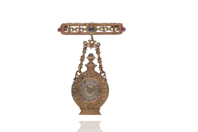 Spilla con orologio con rubini zaffiri e pietre - Asta Tesori d'Autunno