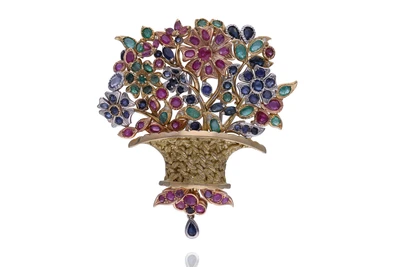 Spilla con rubini, smeraldi, zaffiri e diamanti - Asta Tesori d'Autunno Spilla con rubini, smeraldi, zaffiri e diamanti - Asta Tesori d'Autunno