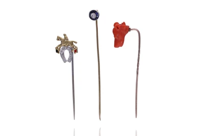 Tre spille con corallo, zaffiri e diamanti - Asta Tesori d'Autunno Tre spille con corallo, zaffiri e diamanti - Asta Tesori d'Autunno