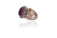 Anello con diamanti e rubino stellato - Asta Speciale Gioielli