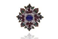 Jack Gutschneider, spilla con diamanti, rubini, smeraldi, zaffiri e pietra - Asta Speciale Gioielli