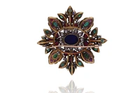 Jack Gutschneider, spilla con diamanti, rubini, smeraldi, zaffiri e pietra - Asta Speciale Gioielli