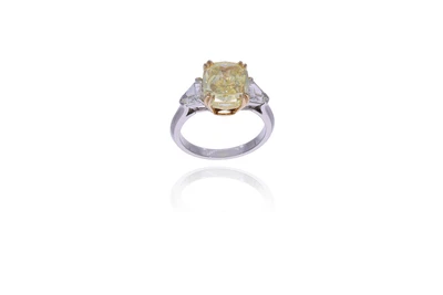 Anello con diamante fancy giallo e diamanti - Asta Speciale Gioielli