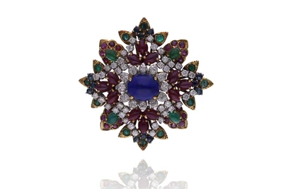 Jack Gutschneider, spilla con diamanti, rubini, smeraldi, zaffiri e pietra - Asta Speciale Gioielli