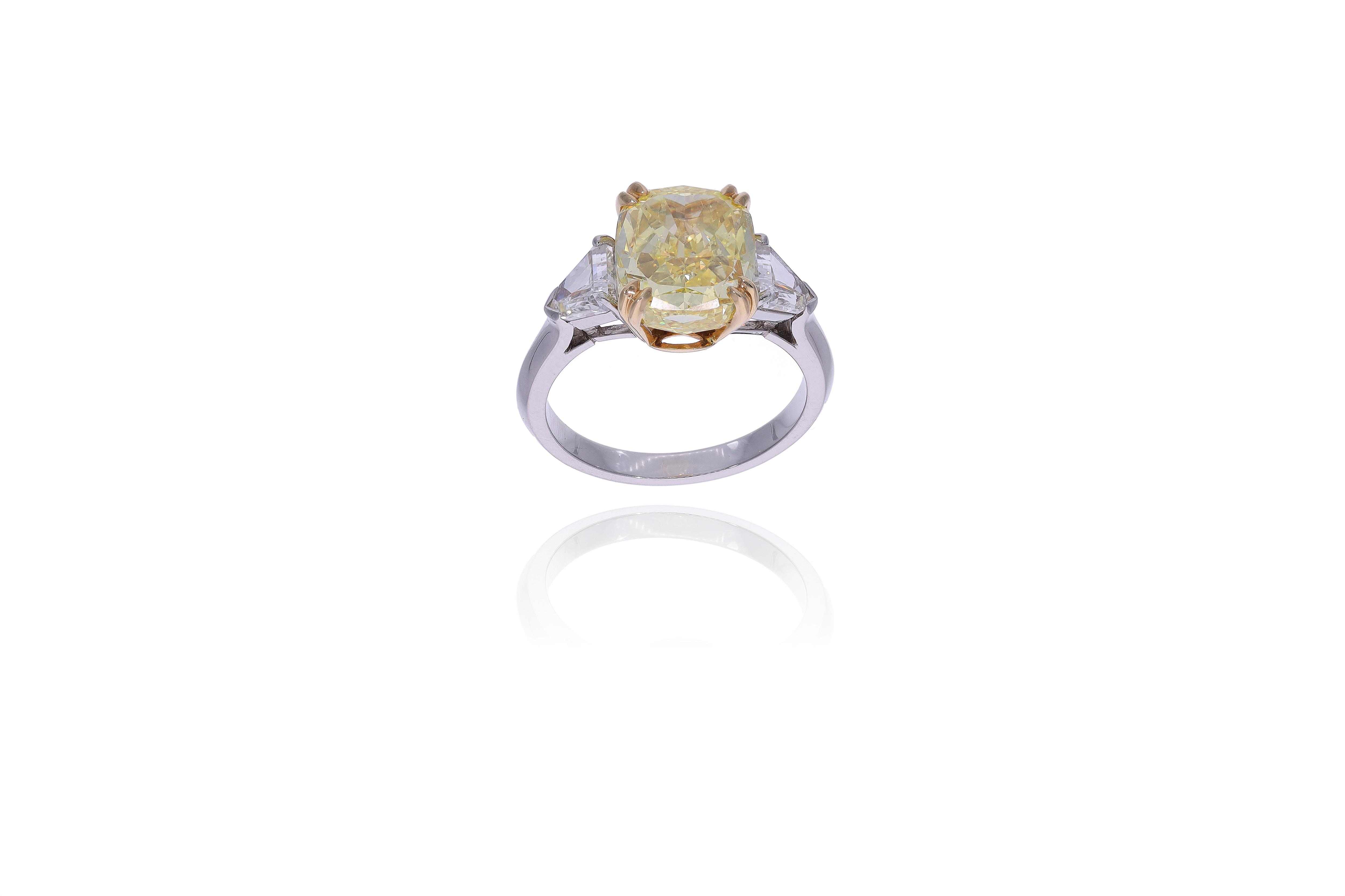 Anello con diamante fancy giallo e diamanti - Asta Speciale Gioielli