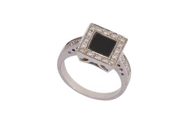 Anello con diamanti e pietra - Asta Preziosi