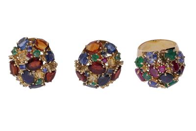 Anello e paio di orecchini con rubini, zaffiri, smeraldi e pietre colorate - Asta Preziosi