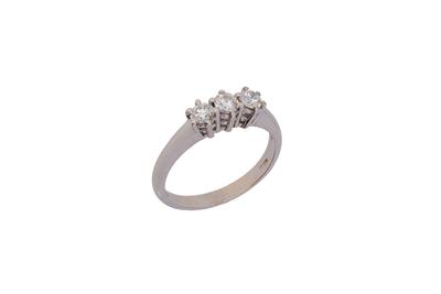 Anello Trilogy con diamanti - Asta Preziosi Anello Trilogy con diamanti - Asta Preziosi