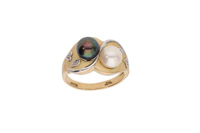 Anello contrarie' con perle coltivate e piccoli diamanti - Asta Preziosi Anello contrarie' con perle coltivate e piccoli diamanti - Asta Preziosi