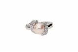 Anello con perla coltivata e diamanti - Asta Preziosi Anello con perla coltivata e diamanti - Asta Preziosi