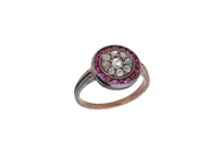 Anello a rosone con diamanti e pietre rosse - Asta Preziosi Anello a rosone con diamanti e pietre rosse - Asta Preziosi