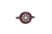 Anello a rosone con diamanti e pietre rosse - Asta Preziosi Anello a rosone con diamanti e pietre rosse - Asta Preziosi