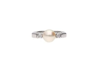Anello con perla coltivata e diamanti - Asta Preziosi Anello con perla coltivata e diamanti - Asta Preziosi