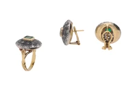 Parure composta da anello e paio di orecchini con diamanti e smeraldi - Asta Preziosi Parure composta da anello e paio di orecchini con diamanti e smeraldi - Asta Preziosi