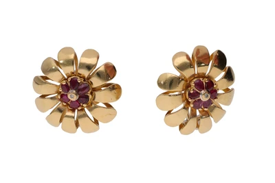 Paio di orecchini a forma di fiore con diamanti e rubini - Asta Preziosi Paio di orecchini a forma di fiore con diamanti e rubini - Asta Preziosi