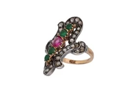 Anello con rubino, smeraldi e diamanti - Asta Preziosi Anello con rubino, smeraldi e diamanti - Asta Preziosi