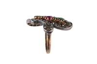 Anello con rubino, smeraldi e diamanti - Asta Preziosi Anello con rubino, smeraldi e diamanti - Asta Preziosi