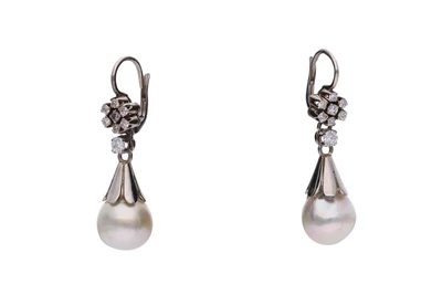 Paio di orecchini con diamanti e perle coltivate - Asta Preziosi Paio di orecchini con diamanti e perle coltivate - Asta Preziosi