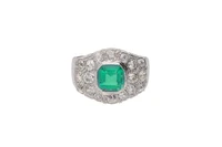Anello con diamanti e pietra verde - Asta Preziosi Anello con diamanti e pietra verde - Asta Preziosi