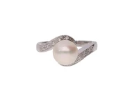 Anello con diamanti e perla coltivata - Asta Preziosi Anello con diamanti e perla coltivata - Asta Preziosi