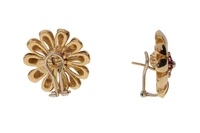 Paio di orecchini a forma di fiore con diamanti e rubini - Asta Preziosi Paio di orecchini a forma di fiore con diamanti e rubini - Asta Preziosi