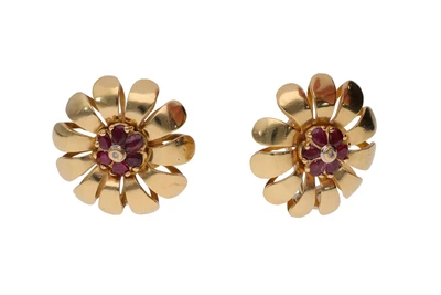 Paio di orecchini a forma di fiore con diamanti e rubini - Asta Preziosi Paio di orecchini a forma di fiore con diamanti e rubini - Asta Preziosi