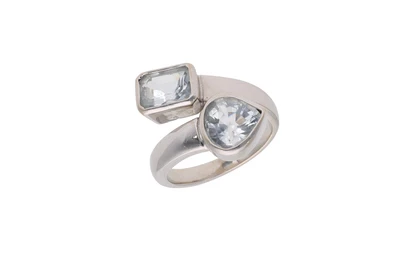 Anello contrarie' con acquemarine - Asta preziosi