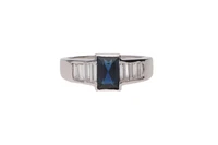 Anello con diamanti e pietra blu - Asta Preziosi
