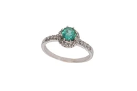 Anello con piccoli diamanti e smeraldo - Asta Preziosi Anello con piccoli diamanti e smeraldo - Asta Preziosi