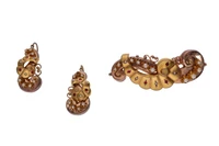 Parure composta da spilla e paio di orecchini con pietre e micro perle - Asta Preziosi Parure composta da spilla e paio di orecchini con pietre e micro perle - Asta Preziosi