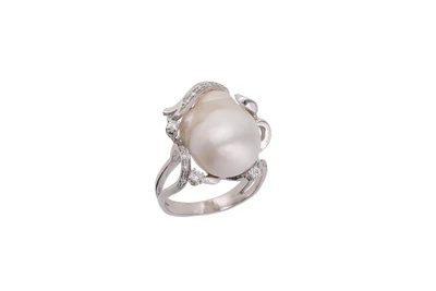 Anello con perla scaramazza e diamanti - Asta Preziosi Anello con perla scaramazza e diamanti - Asta Preziosi