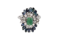 Anello con diamanti, smeraldo e zaffiri - Asta Preziosi Anello con diamanti, smeraldo e zaffiri - Asta Preziosi