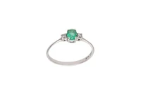Anello con smeraldo e piccoli diamanti - Asta Preziosi Anello con smeraldo e piccoli diamanti - Asta Preziosi