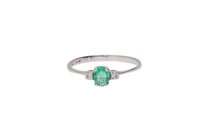 Anello con smeraldo e piccoli diamanti - Asta Preziosi Anello con smeraldo e piccoli diamanti - Asta Preziosi