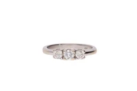 Anello trilogy con diamanti - Asta Preziosi Anello trilogy con diamanti - Asta Preziosi