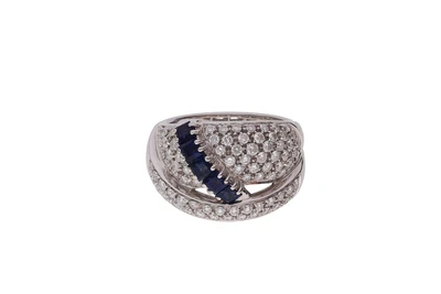 Anello a fascia con diamanti, alcune pietre incolori e pietre blu - Asta Preziosi